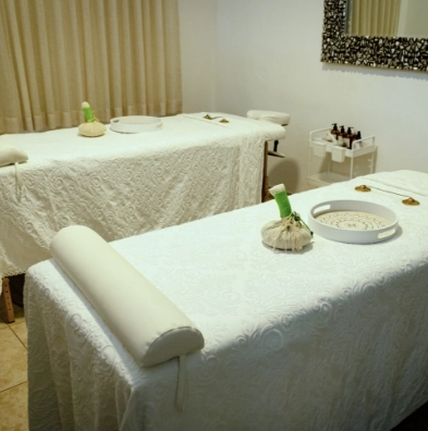 Spa - En 5 a massage table with white tablecloths